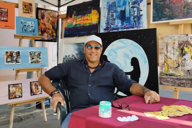 Nicola Nadali con le opere degli artisti a Sorso (foto concessa)