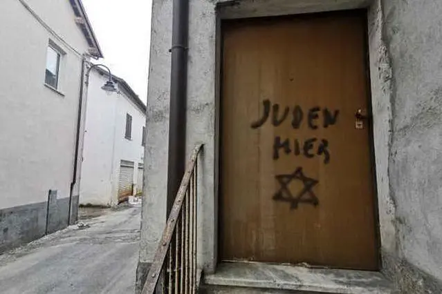 La scritta antisemita comparsa sulla porta di Aldo Rolfi (Ansa)