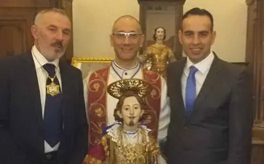 A destra l'Alter Nos Fabrizio Marcello: a lui spetta il compito di rappresentare la Municipalità di Cagliari lungo il Cammino del Santo fuori dalla città (foto dal profilo Facebook di Fabrizio Marcello)