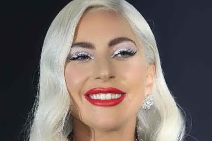 Lady Gaga cade giù dal palco, il video virale