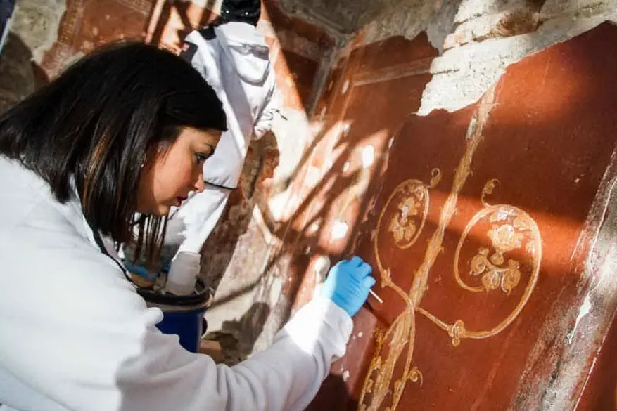 Operazioni di restauro alla Schola Armaturarum di Pompei (Ansa)