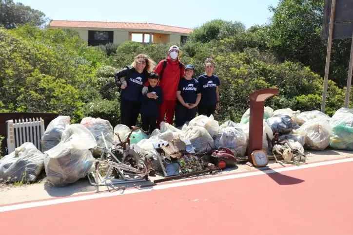 Sacchi di rifiuti raccolti dai volontari (Foto: Pala)