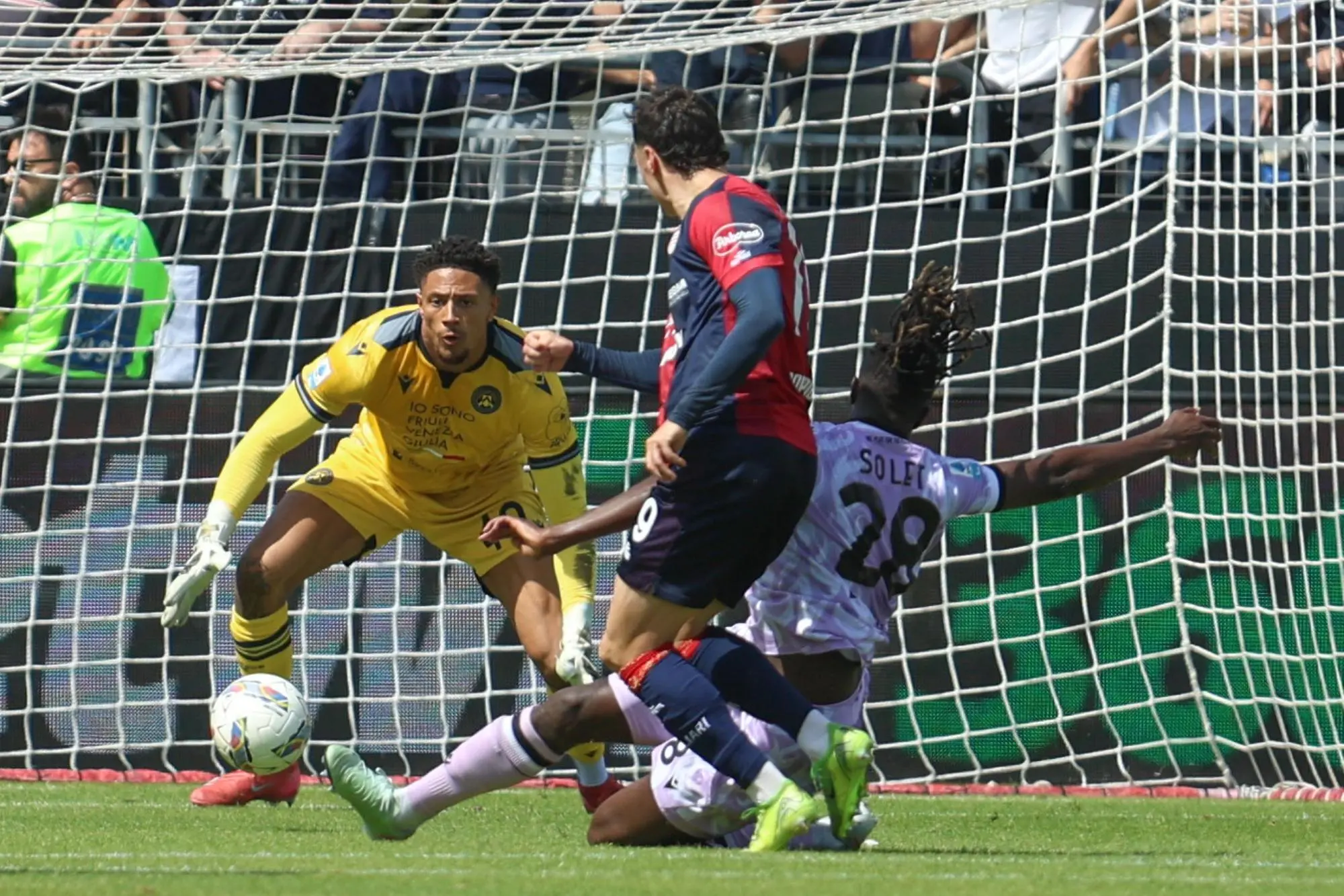 Il gol di Nadir Zortea per il momentaneo 1-1 di Cagliari-Udinese (foto Ansa)