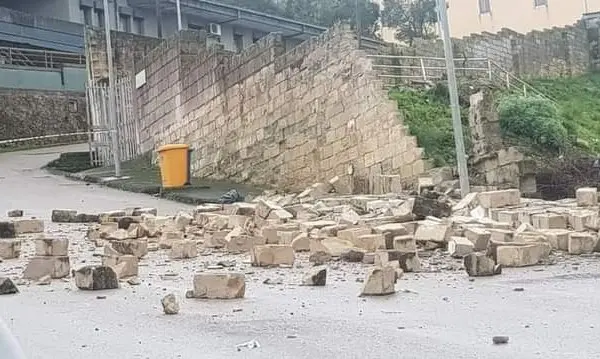 Il vecchio muro crollato nel dicembre 2019 (foto L'Unione Sarda - Tellini)