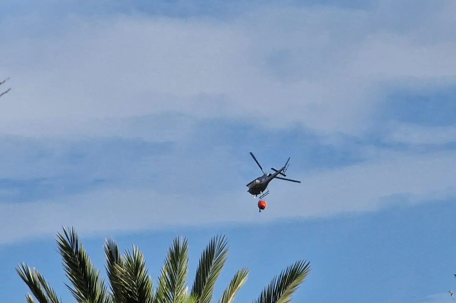 L'elicottero dell'antincendio impegnato a Tortolì (foto Secci)