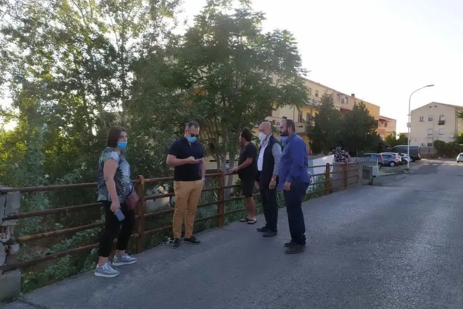 La Commissione sul ponte del rio Santu Milanu (L'Unione Sarda - Scano)
