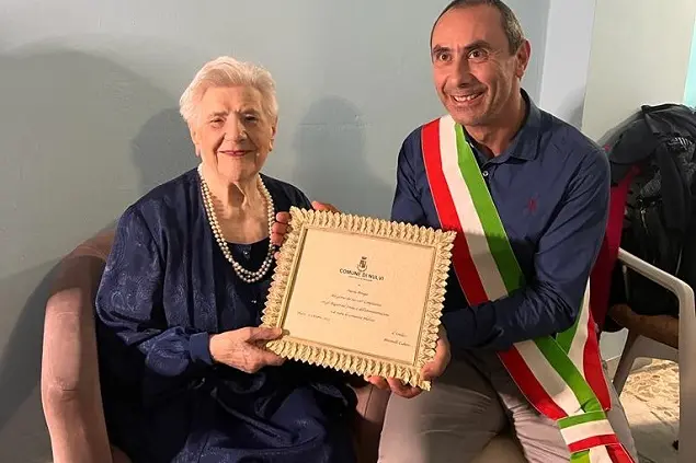 Zia Maria Amugà con il sindaco Antonello Cubaiu a Nulvi (foto concessa)