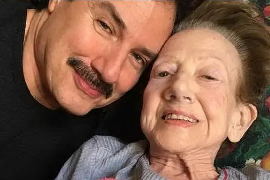 Giampiero Ingrassia con sua madre (foto Instagram)
