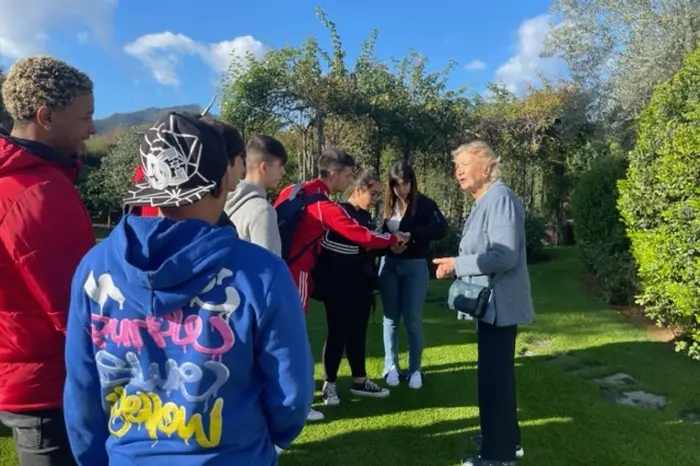 Studenti delle scuole superiori con la cavaliera del lavoro Rosi Sgaravatti (foto Ansa)