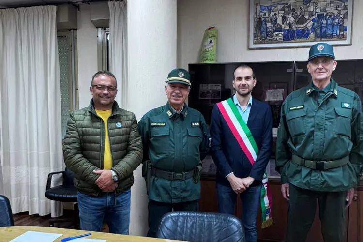 Il sindaco di Sennori con il nuovo barracello (foto concessa)