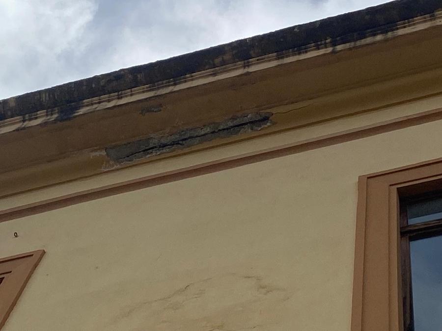 Paura a Oristano: cede un tratto del cornicione della scuola di via Solferino