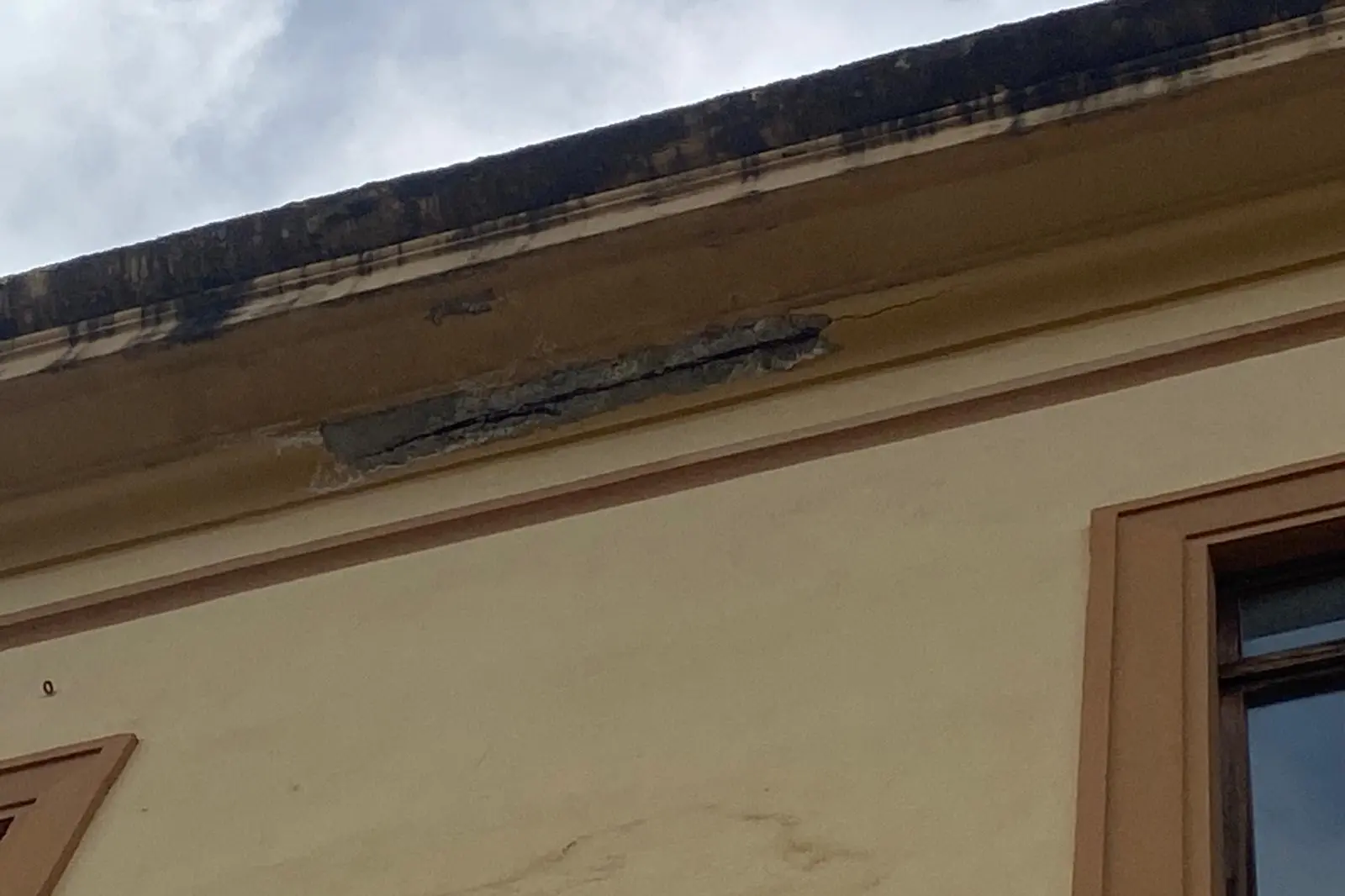 Il tratto del cornicione che ha ceduto (foto concessa)