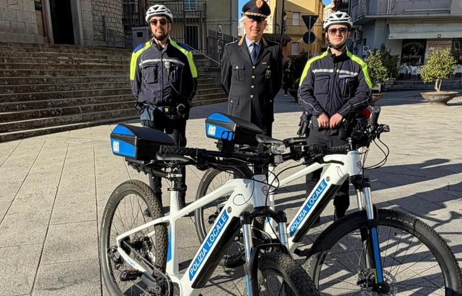 La polizia locale con le bici elettriche nel centro storico