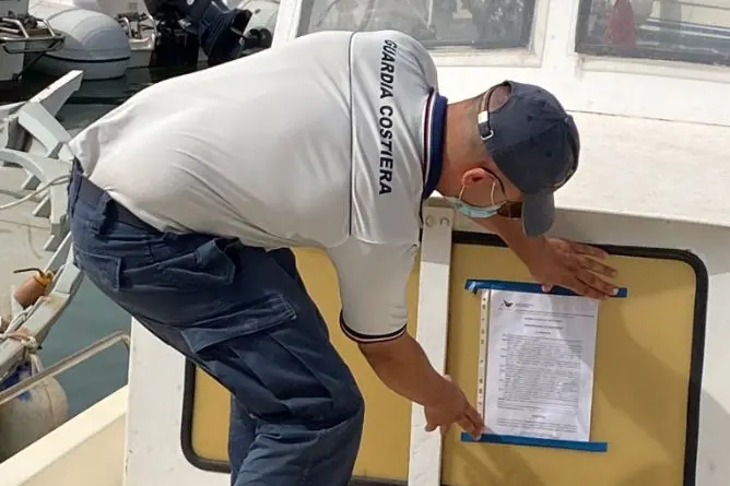 I militari affiggono l'ordinanza (Foto M.Pala)