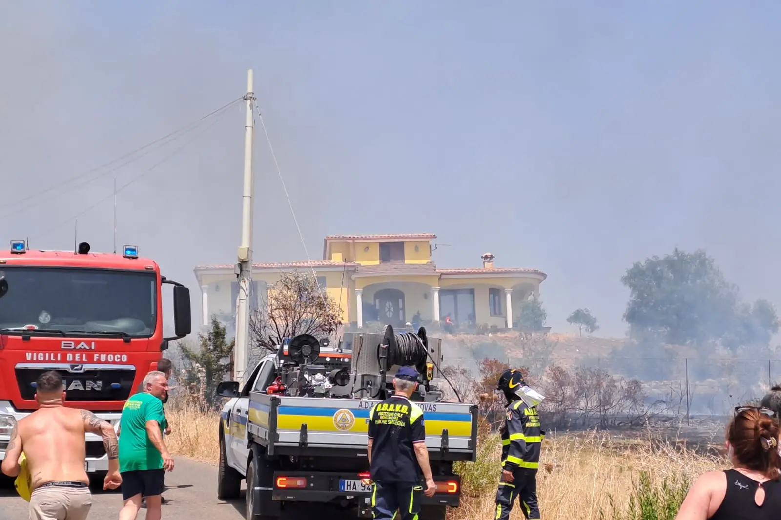 Case minacciate dal fuoco a Domusnovas (Foto: Simone Farris)
