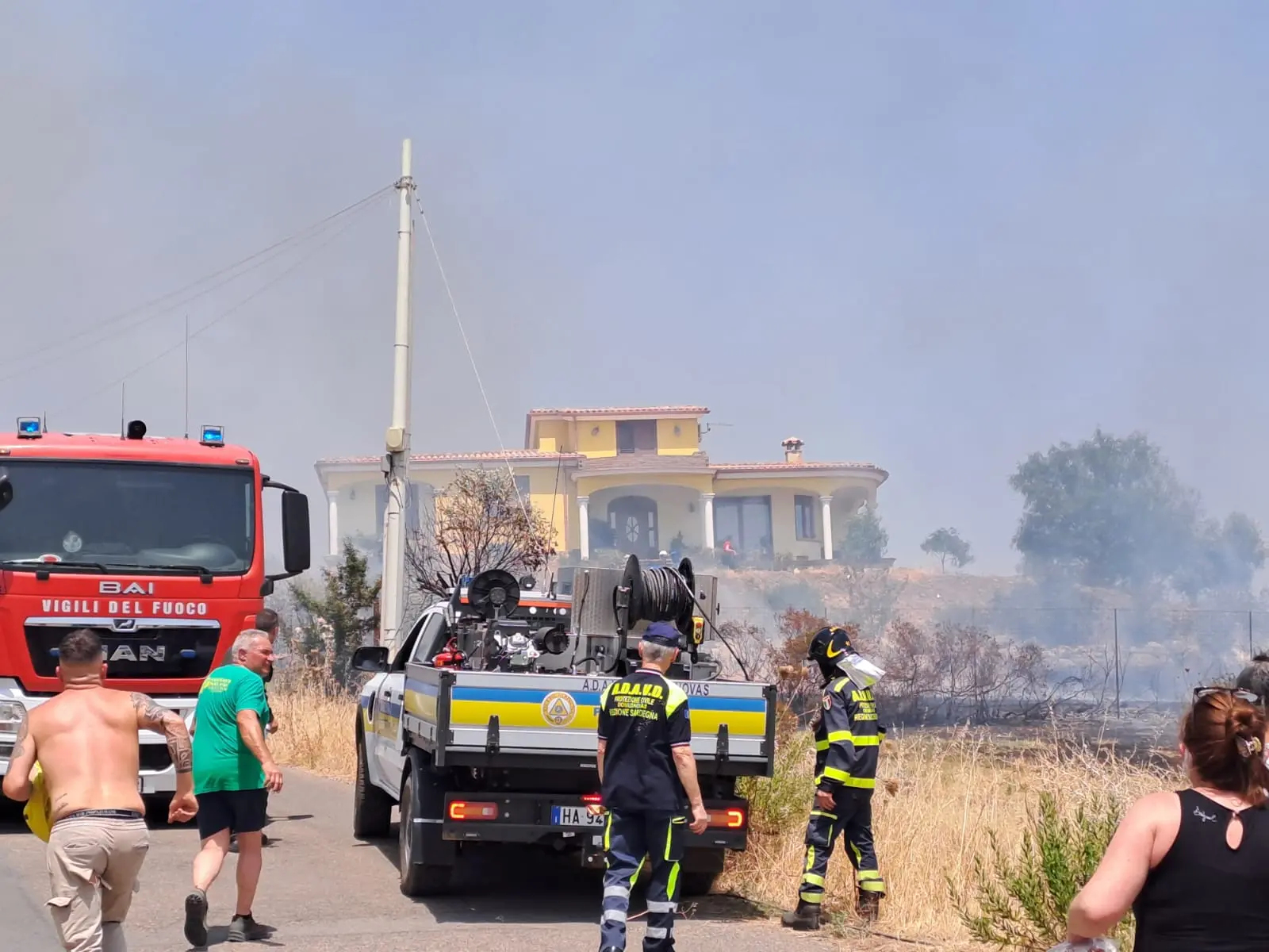 Case minacciate dal fuoco a Domusnovas (Foto: Simone Farris)
