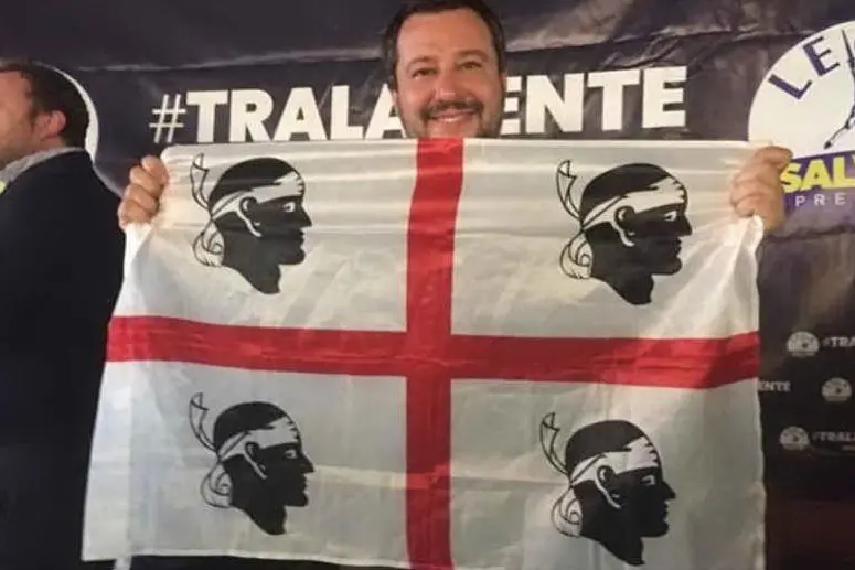 Salvini con la bandiera dei 4 Mori (foto L'Unione Sarda)