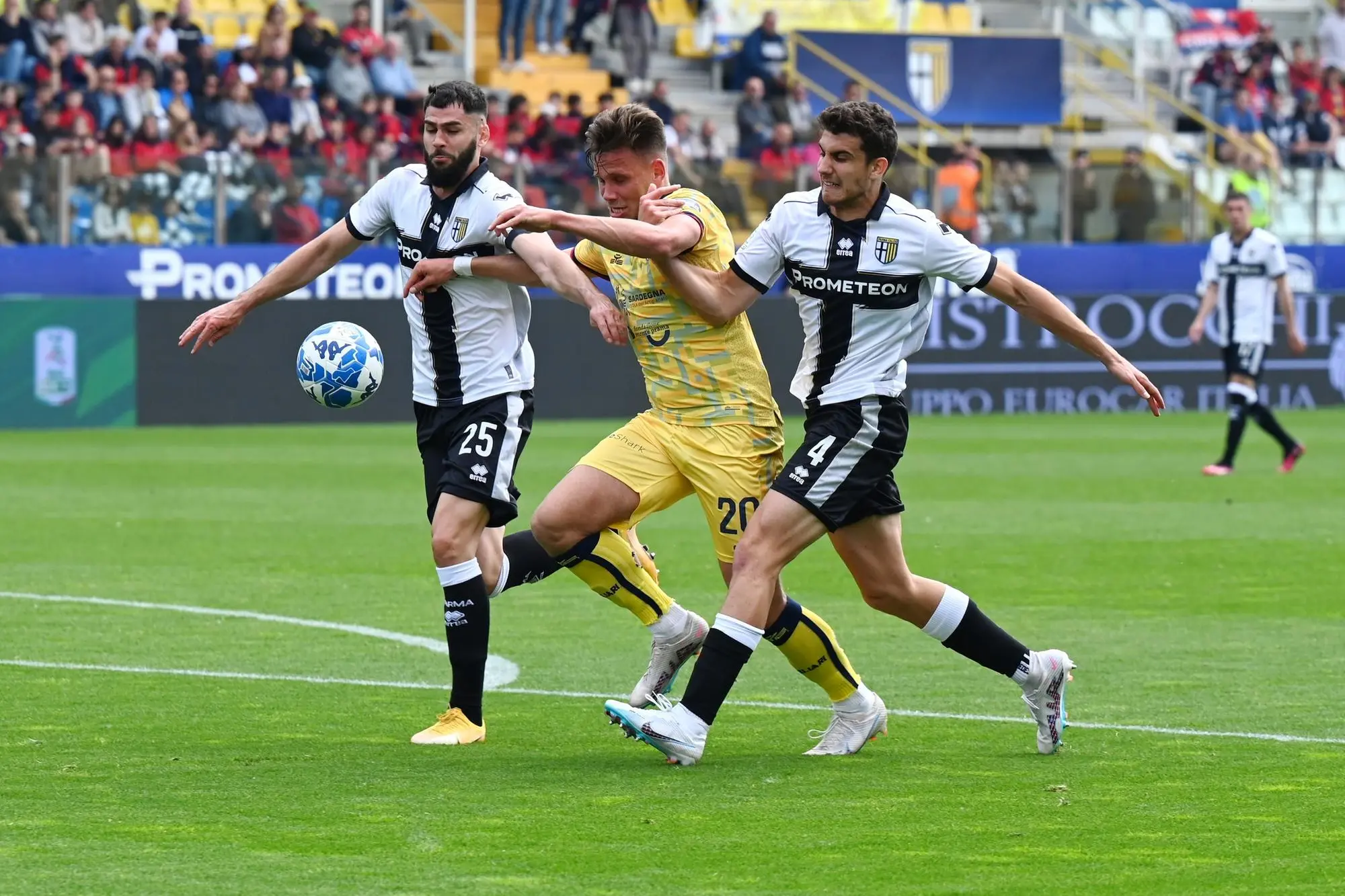 Nik Prelec combatte durante la sfida col Parma