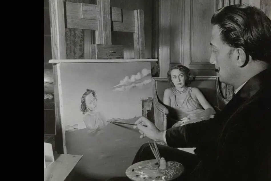 L'artista Salvador Dalì in studio