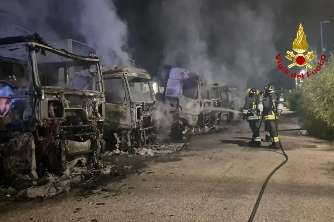 Maxi incendio nella notte a Olbia: otto camion distrutti dal fuoco