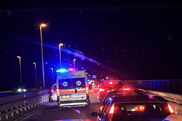 Le auto in coda dopo il maxi tamponamento sul ponte Tirso
