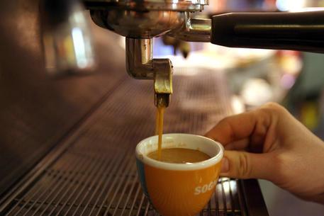 Niente indennizzo né invalidità per chi si infortuna durante la pausa caffè: “È a rischio e pericolo del lavoratore”