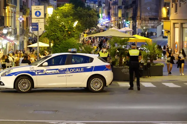 Controlli della polizia municipale in centro a Cagliari (L'Unione Sarda)
