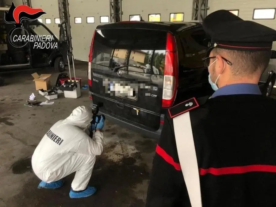 Il furgone utilizzato per il rapimento (Ansa - Carabinieri)