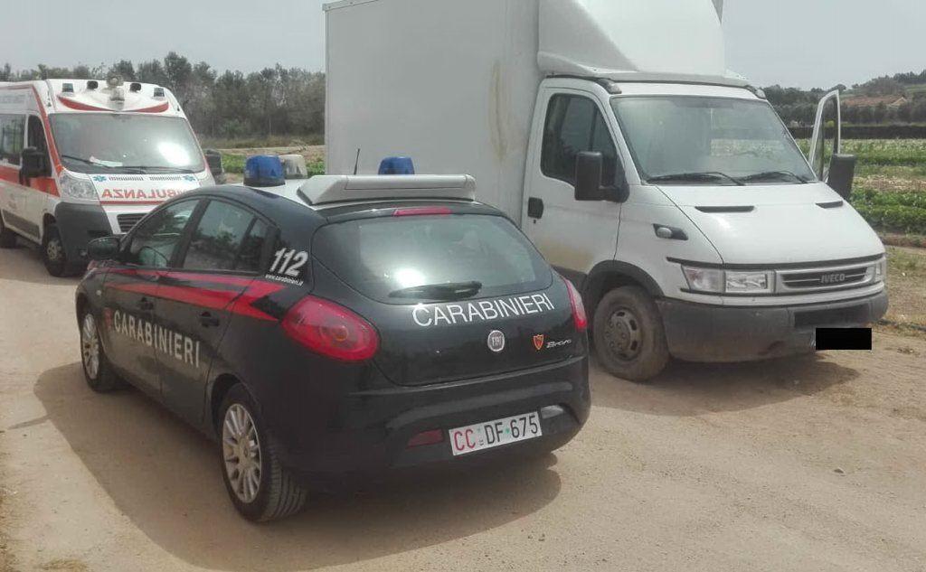 Il furgone che ha travolto la vittima (foto carabinieri)