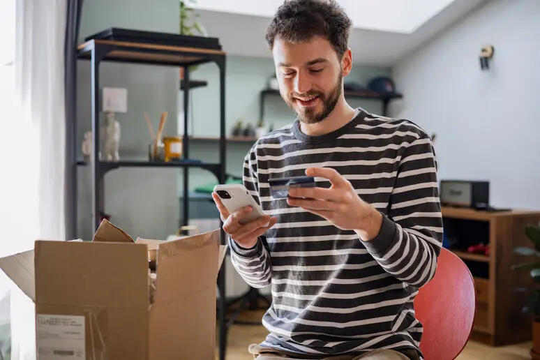 Un acquisto online in una foto simbolo (Ansa)