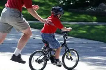 Un bimbo mentre impara a pedalare
