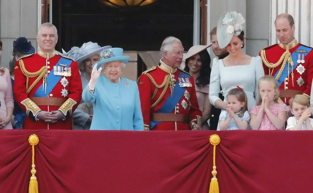 Quest'anno, accanto alla regina, c'erano i figli Andrea e Carlo. Il principe Filippo si è ritirato dalla vita pubblica