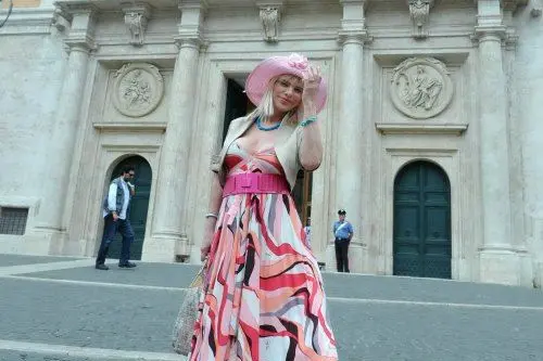 Ilona Staller, in arte Cicciolina fotografata davanti a Montecitorio il 15 giugno 2010.