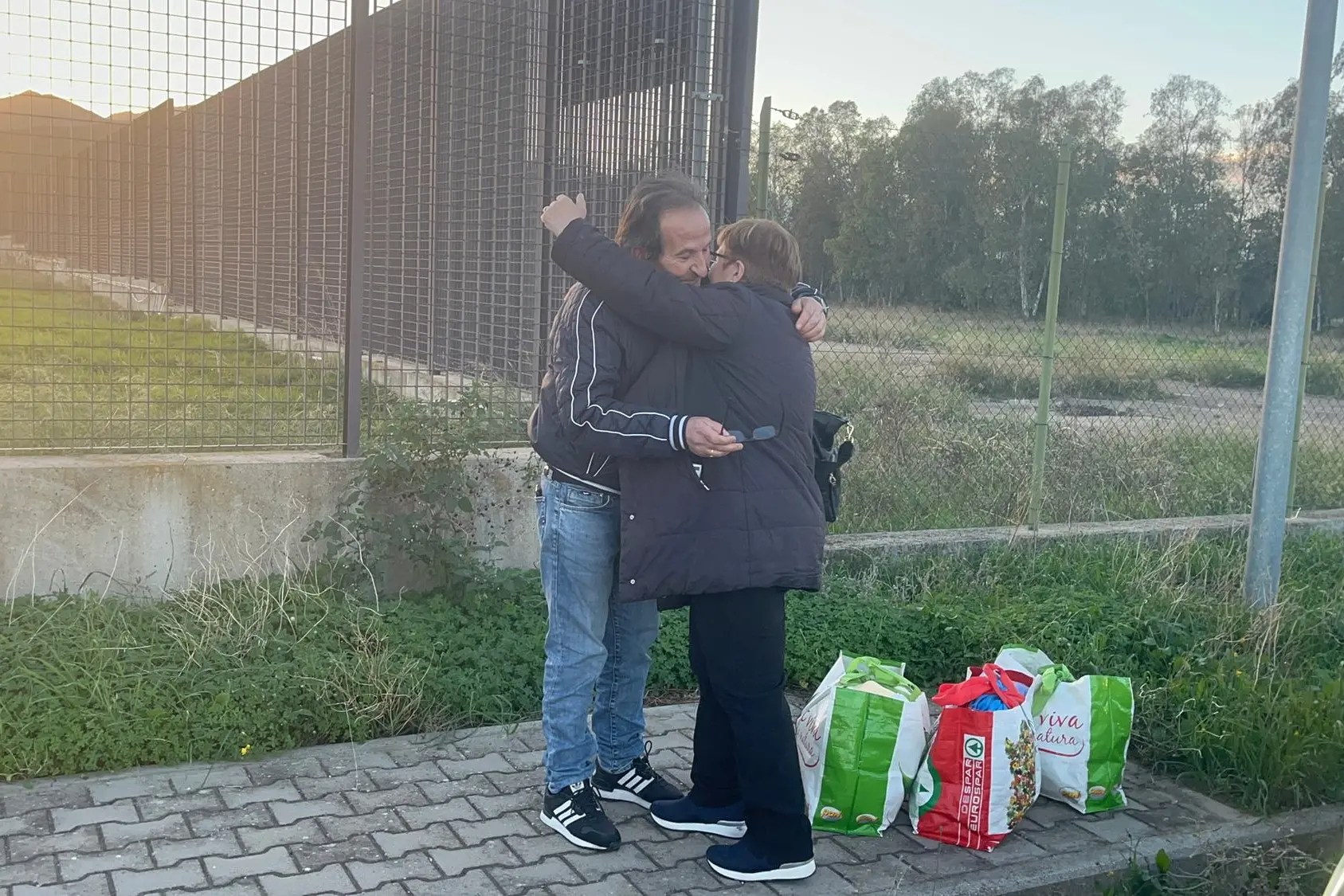 Beniamino Zuncheddu abbraccia la sorella Augusta il giorno della scarcerazione nel novembre 2023
