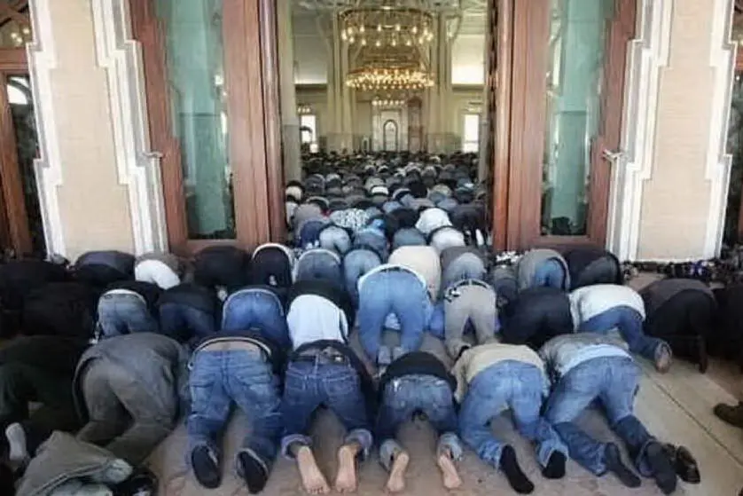 Musulmani in preghiera (archivio L'Unione Sarda)