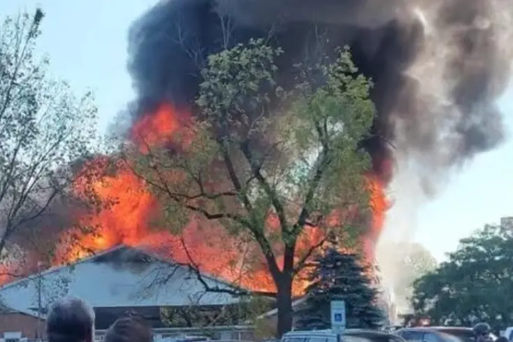 Michigan, la chiesa in fiamme dopo la sparatoria (foto da X)