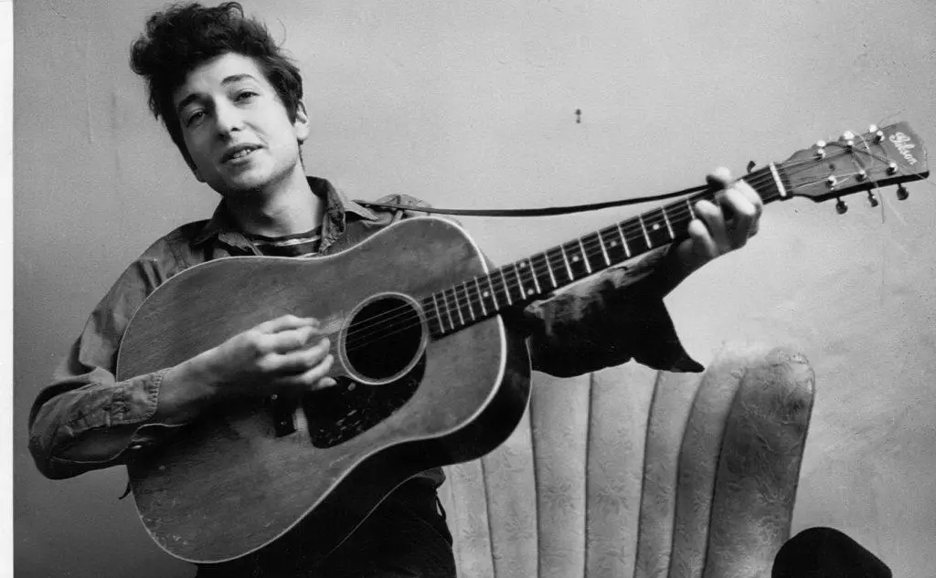Un giovane Bob Dylan con l'immancabile chitarra