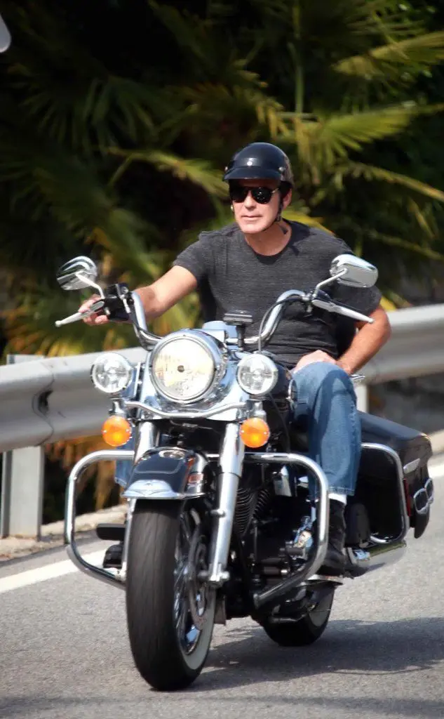 George Clooney sulla sua Harley (tutte le fono sono Ansa e Archivio L'Unione Sarda)