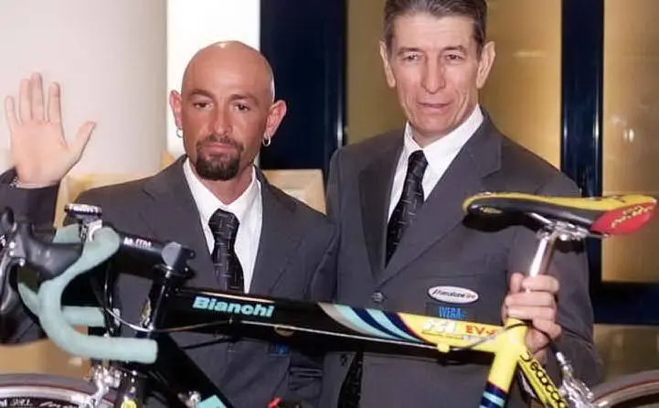 L'ex ciclista (qui con Pantani) viene stroncato da un malore mentre fa un bagno a Giardini Naxos (Messina)