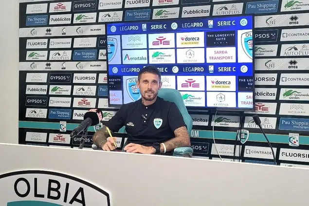 Il tecnico dell'Olbia Leandro Greco nella sala stampa del "Nespoli" (foto Ilenia Giagnoni)