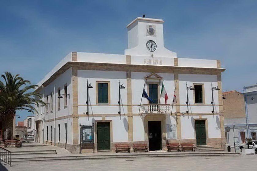 Il municipio di Calasetta (foto L'Unione Sarda)