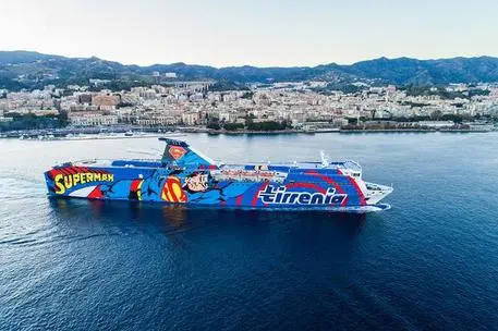 La nave Athara (foto Ansa)