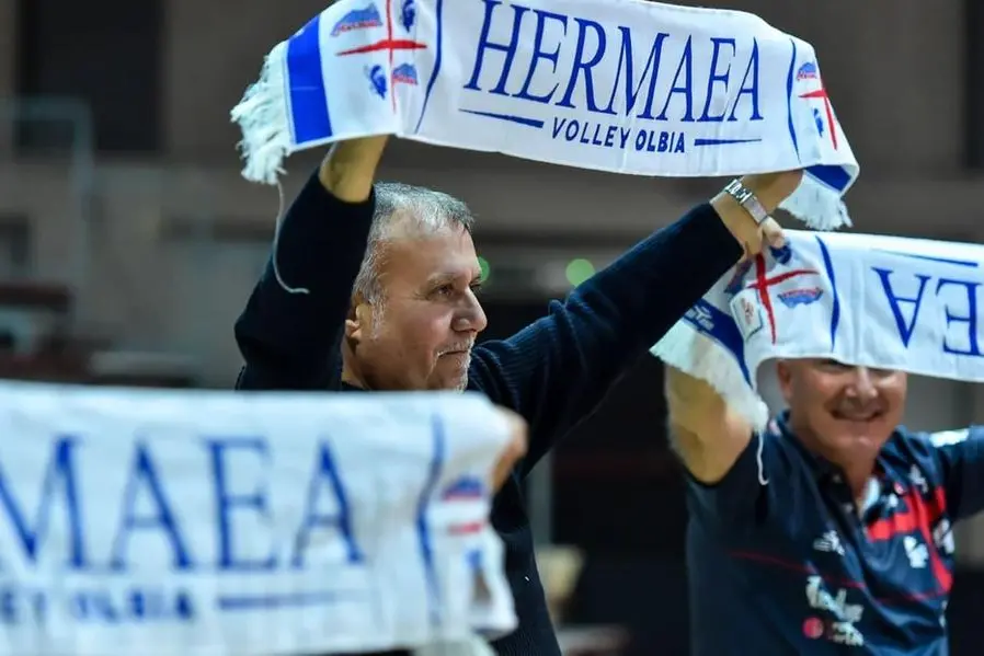 Il presidente dell'Hermaea Olbia Gianni Sarti festeggia la riammissione in A2 (foto Hermaea Olbia)