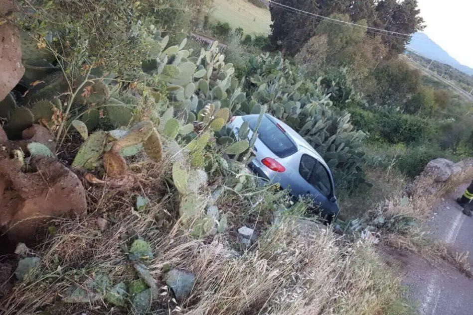 L'auto finita fuori strada