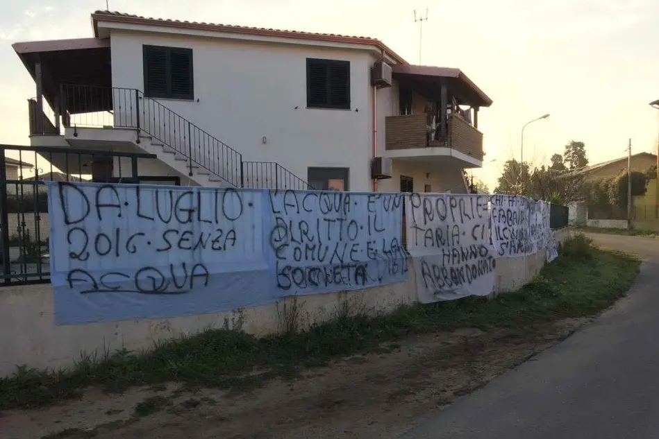 La protesta delle famiglie senz'acqua