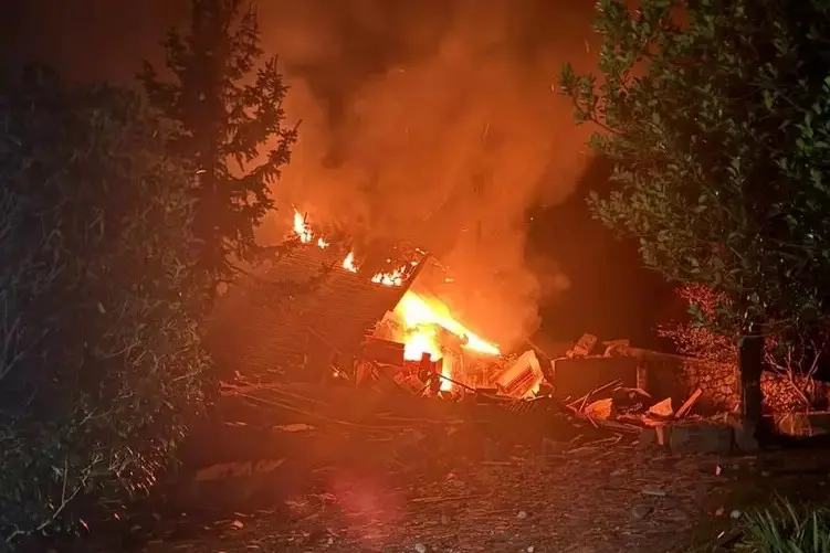 La villetta in fiamme a Molazzana, in provincia di Lucca (foto Ansa)