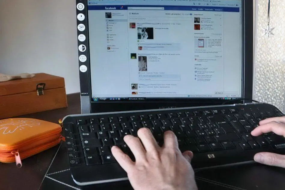Facebook (foto simbolo)