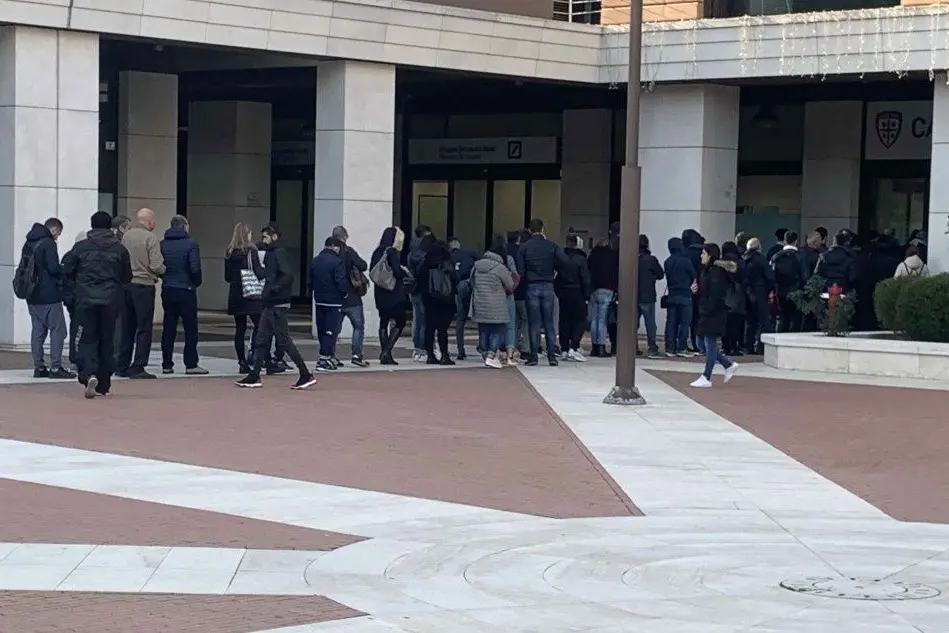 Tifosi in fila davanti al Cagliari Store di piazza Unione Sarda (Foto Us)