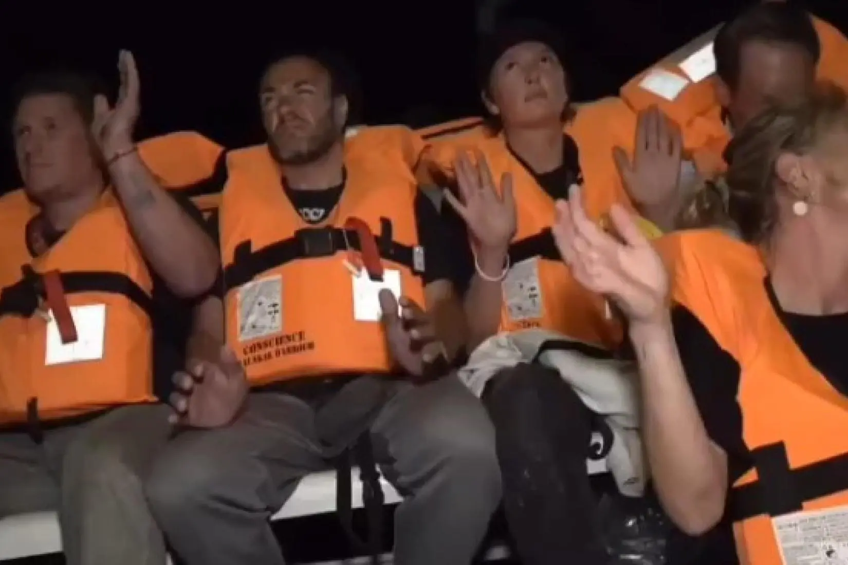 Volontari con le mani alzate nell'ultimo video postato dalla nuova Flotilla dopo l'assalto israeliano