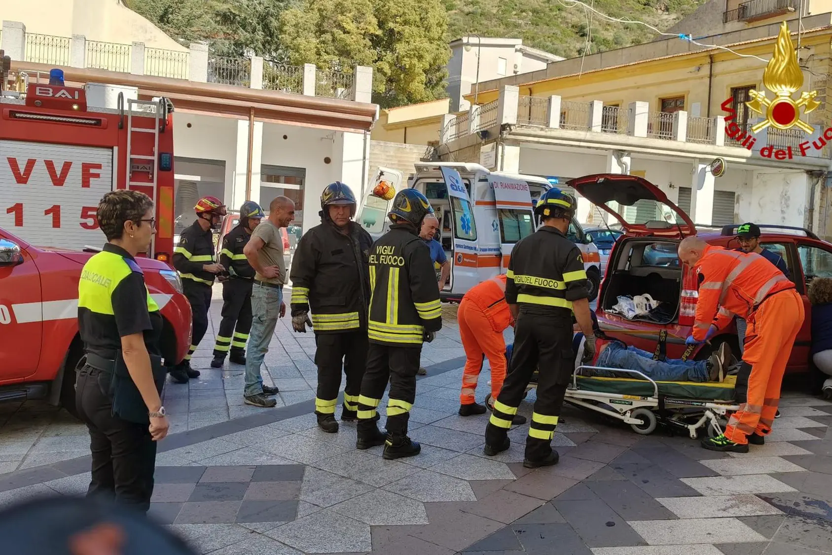 I soccorsi dopo l'incidente (foto vigili del fuoco)